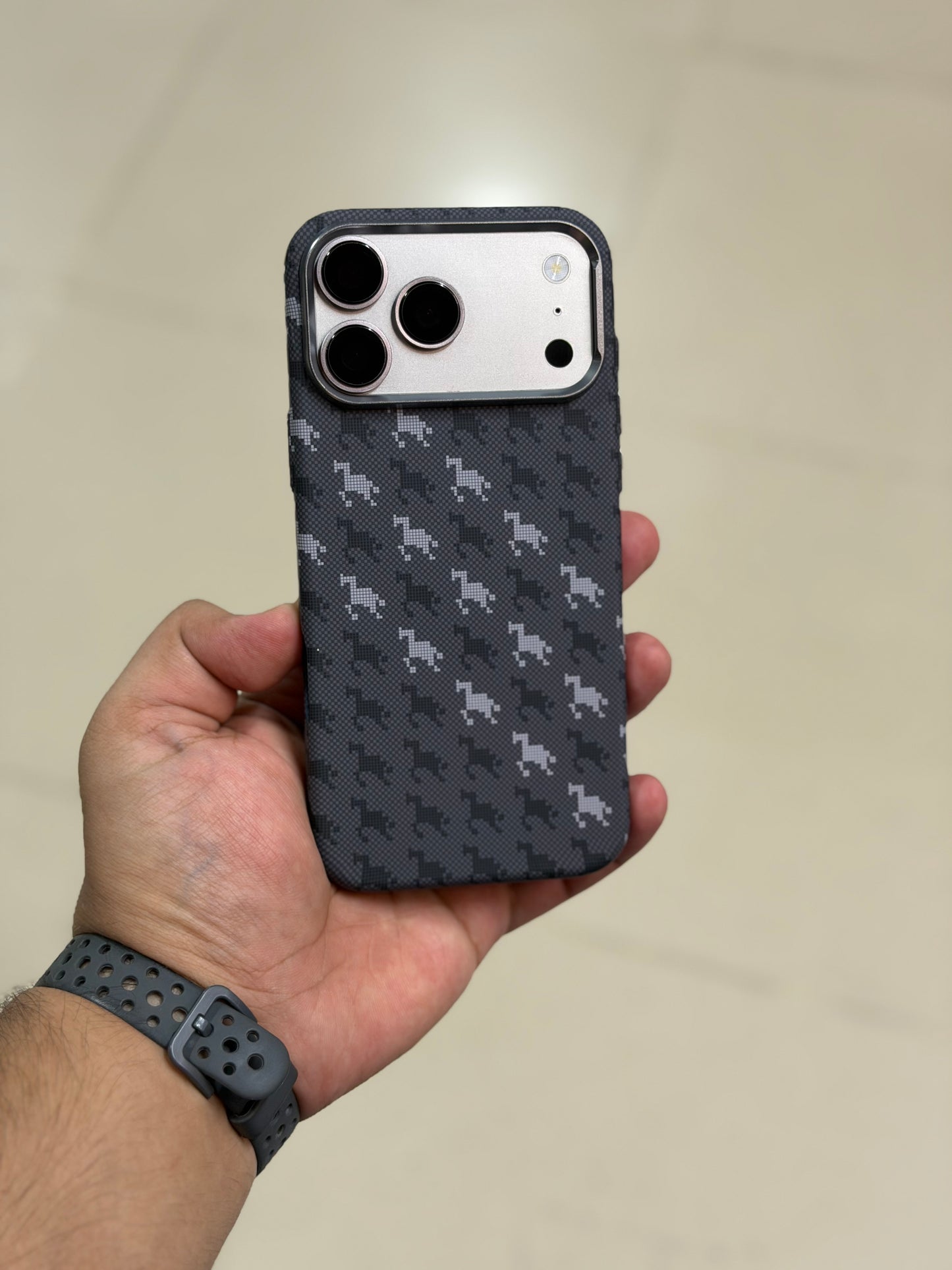 GREY HORSE LUXO - MagSafe Carbon Fibre For 17 Pro Max