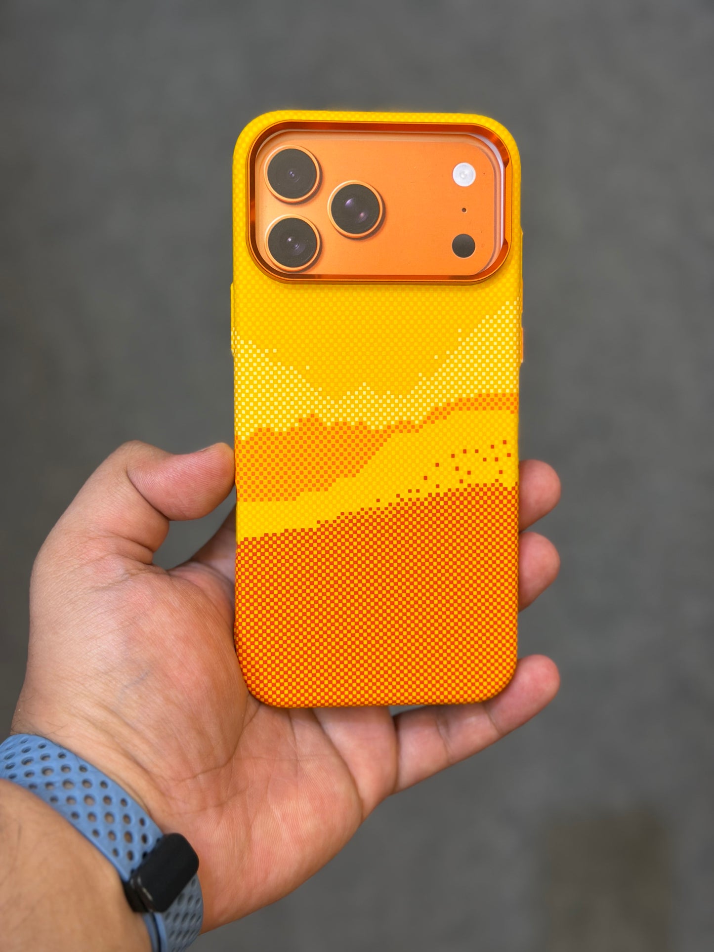 YELLOW SUNSET LUXO - MagSafe Carbon Fibre For 17 Pro Max