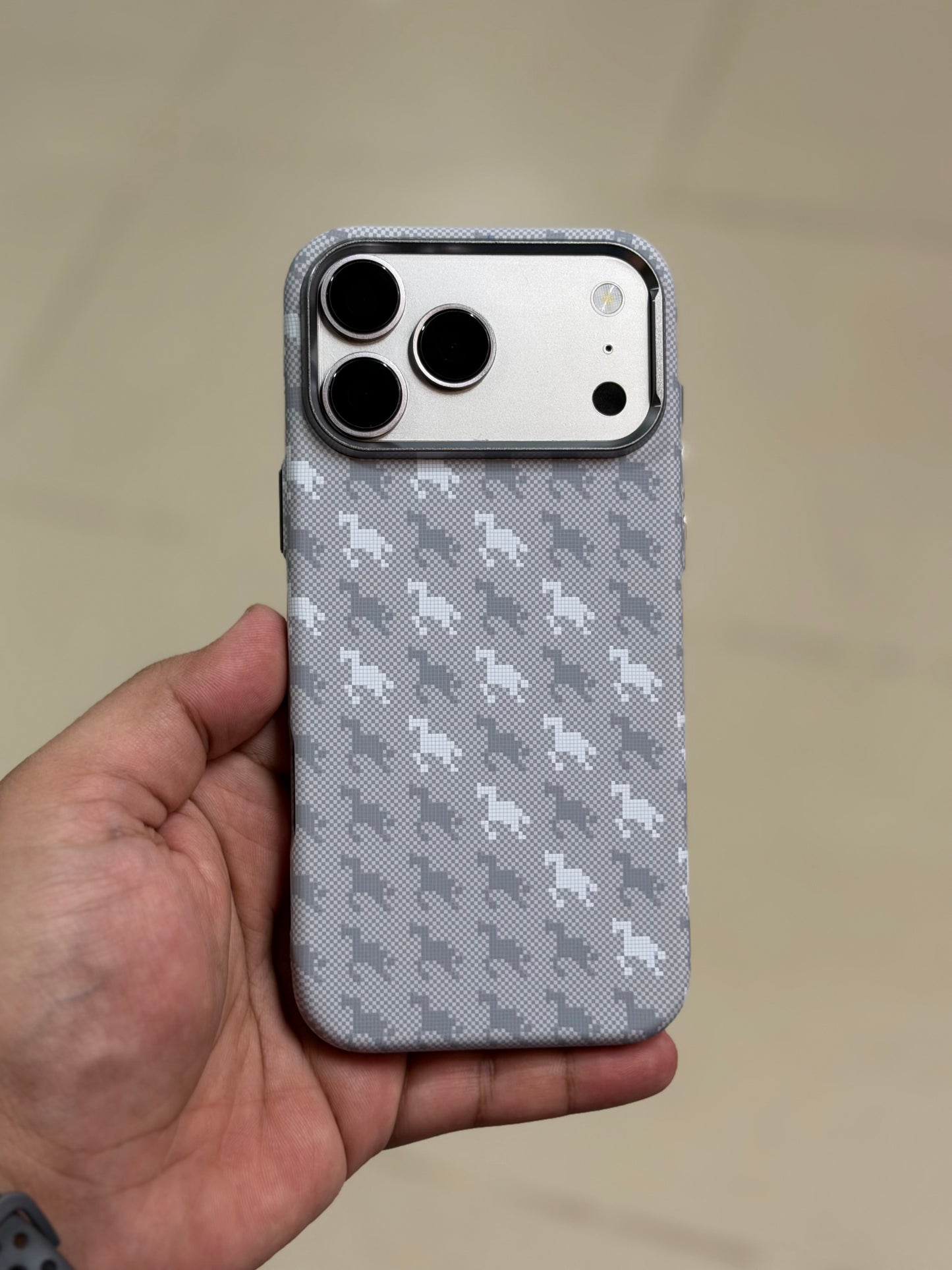 HAPPY HORSE LUXO - MagSafe Carbon Fibre For 17 Pro Max