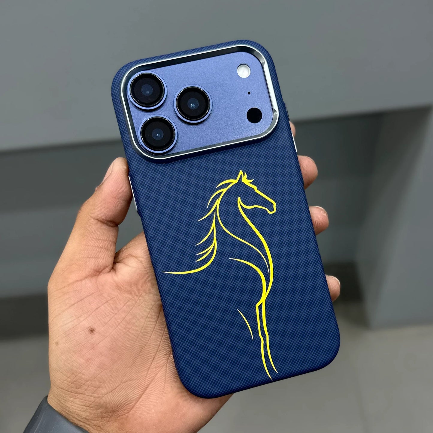 LUXO Horse Series - PITAKA Carbon Fibre For 17 Pro Max