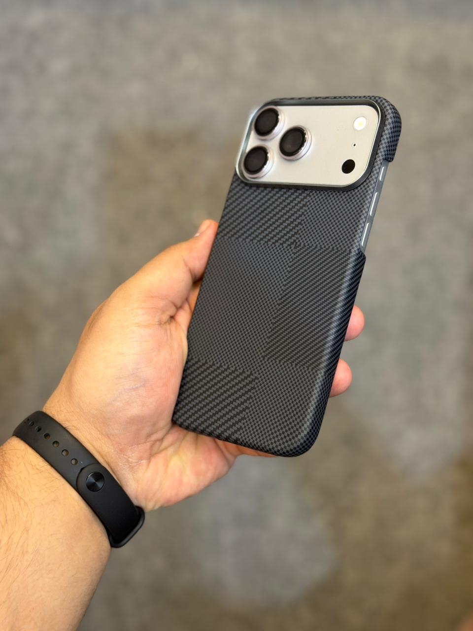 Black Aramid Fibre Side Cut Ultra Thin 17 Pro Max