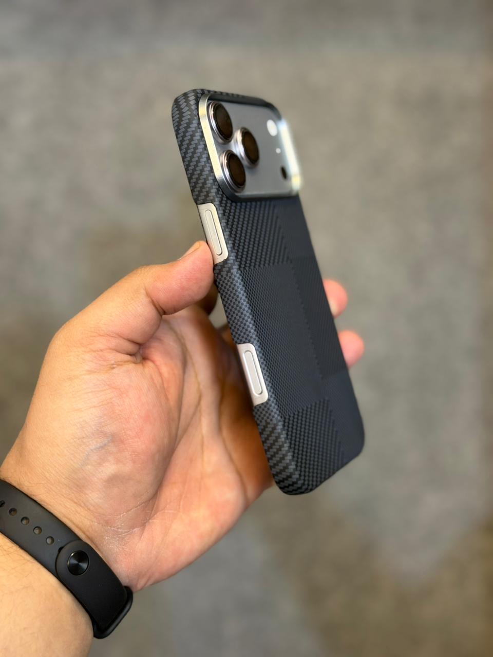 Black Aramid Fibre Side Cut Ultra Thin 17 Pro Max