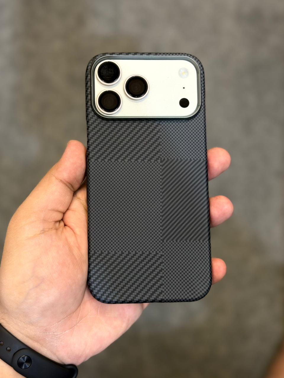 Black Aramid Fibre Side Cut Ultra Thin 17 Pro Max