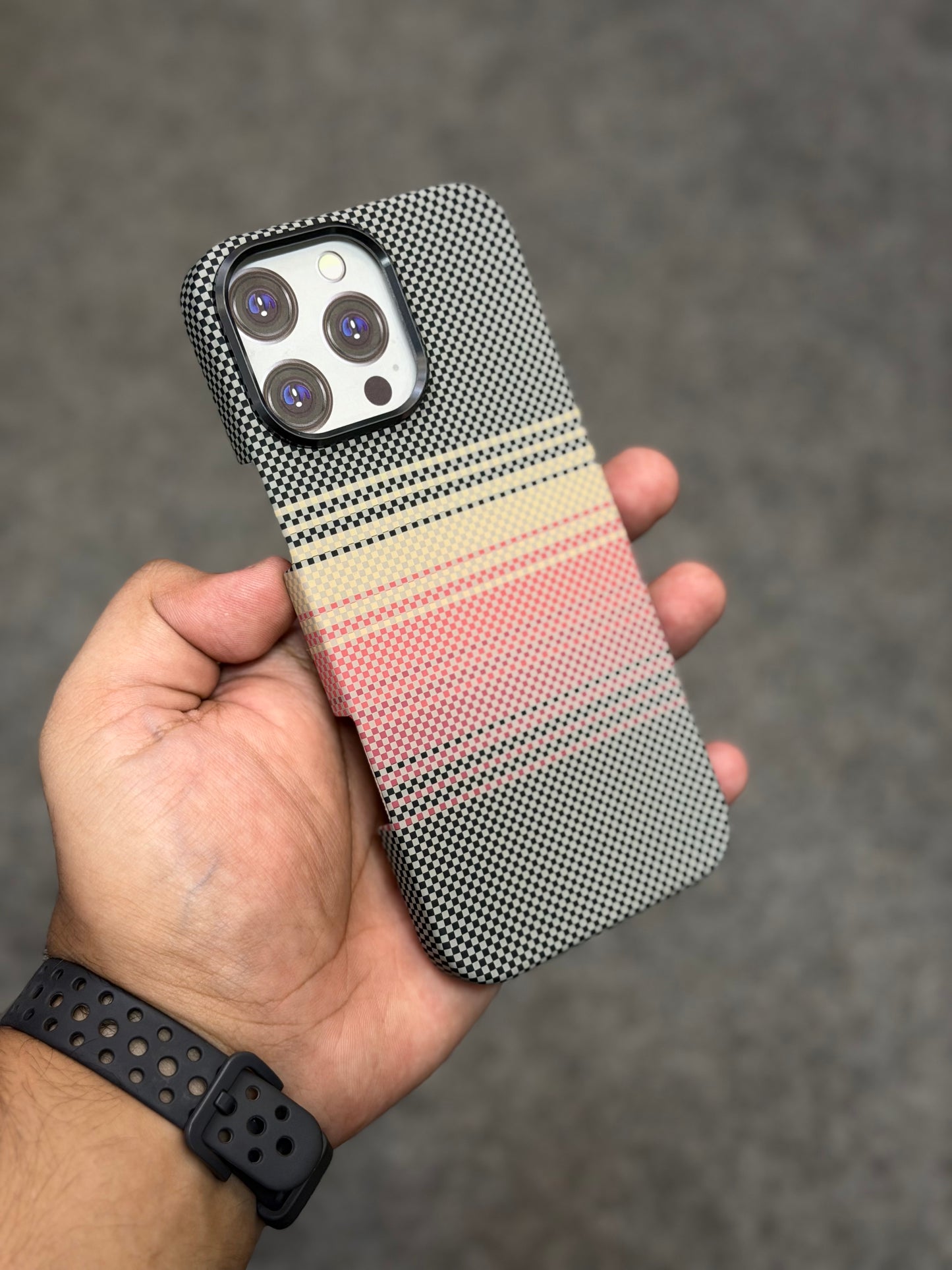 Side Cut Real Carbon Fibre Kevlar Cases with MagSafe