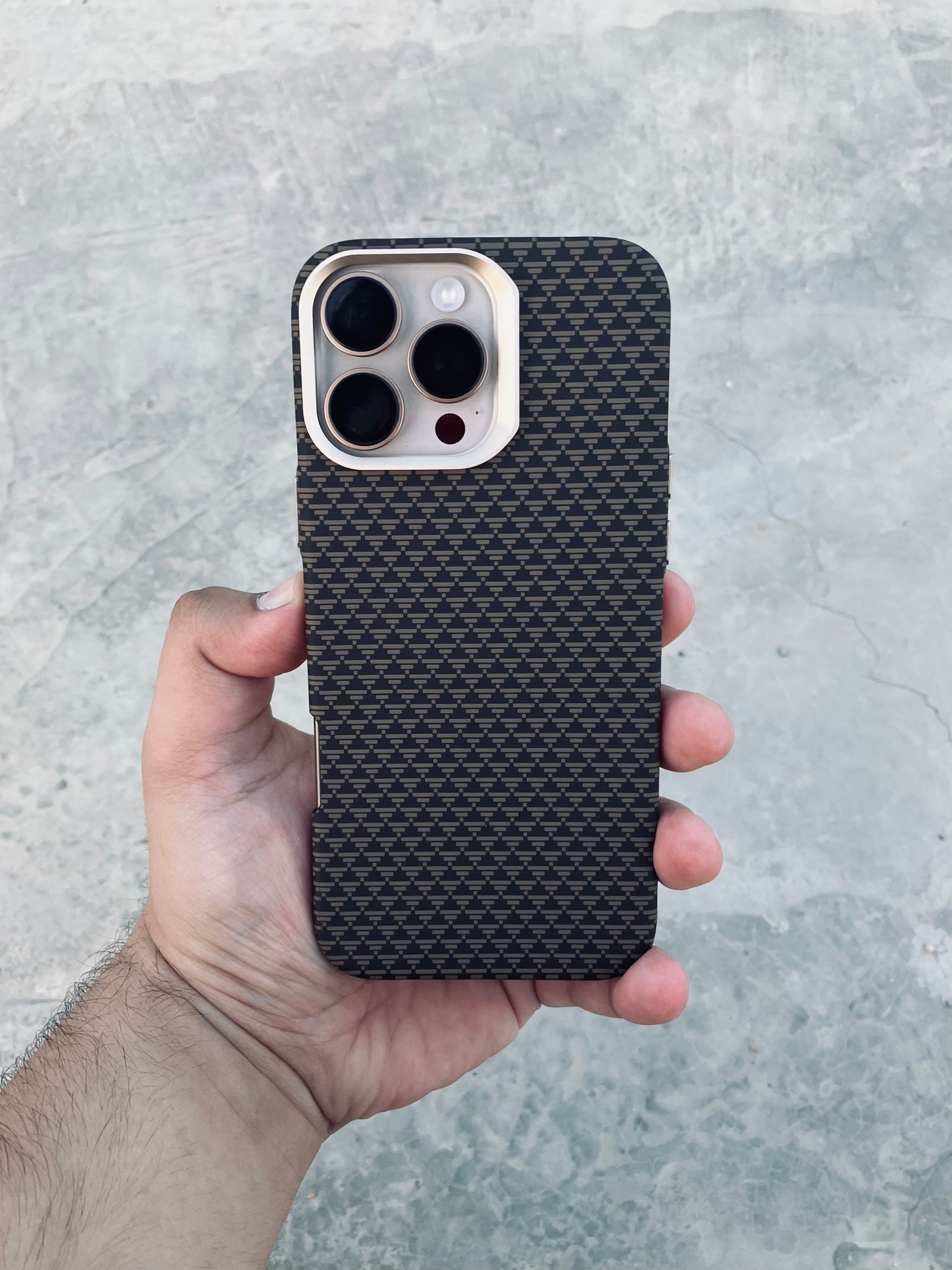Desert Carbon Kevlar X-Level Classique Series with MagSafe
