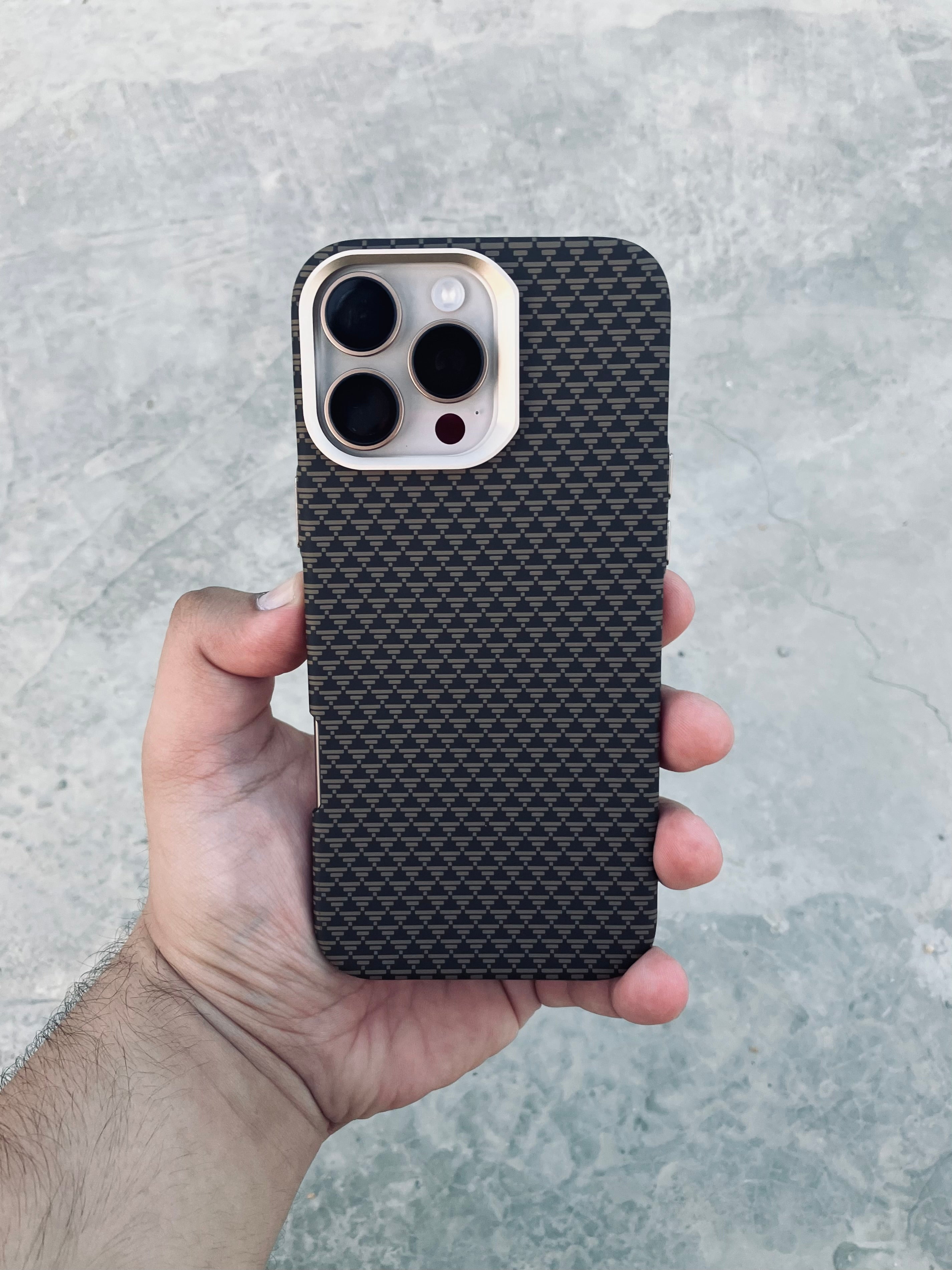 Desert Carbon Kevlar X-Level Classique Series with MagSafe