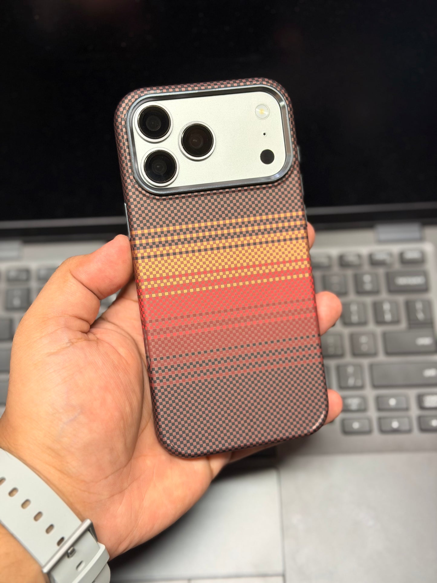 Sunset Carbon Fibre With MagSafe for 17 Series