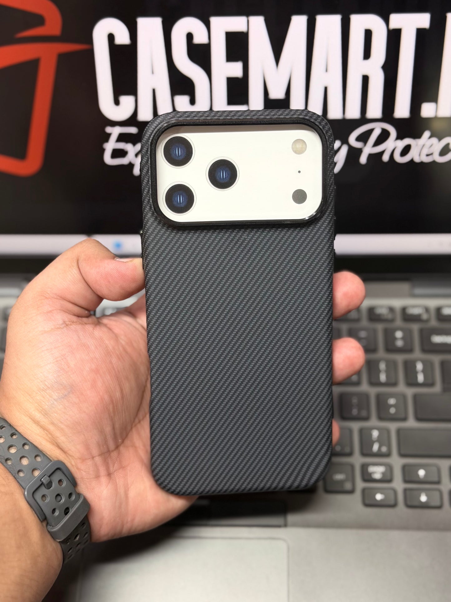 BLACK WAVES LUXO - MagSafe Carbon Fibre For 17 Pro Max