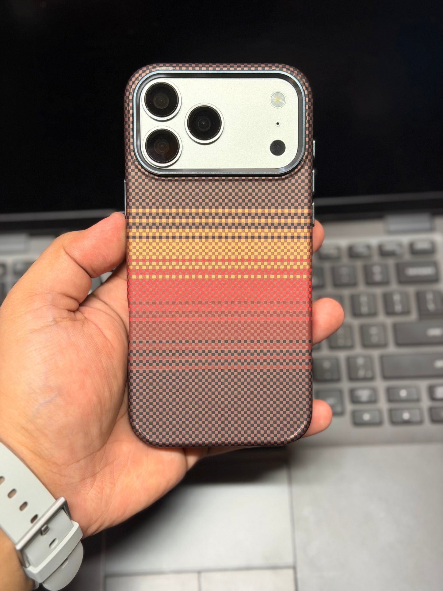 Sunset Carbon Fibre With MagSafe for 17 Series