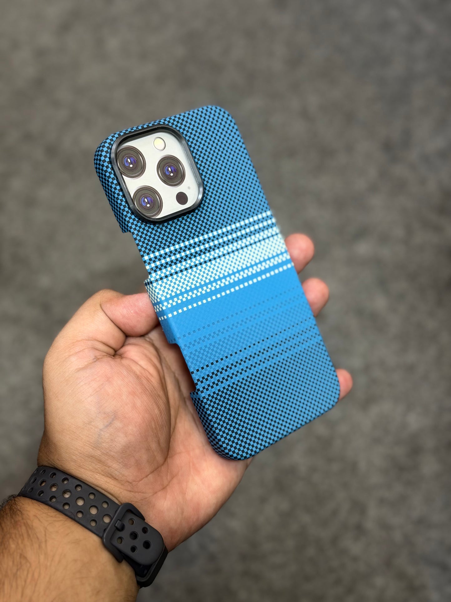 Side Cut Real Carbon Fibre Kevlar Cases with MagSafe