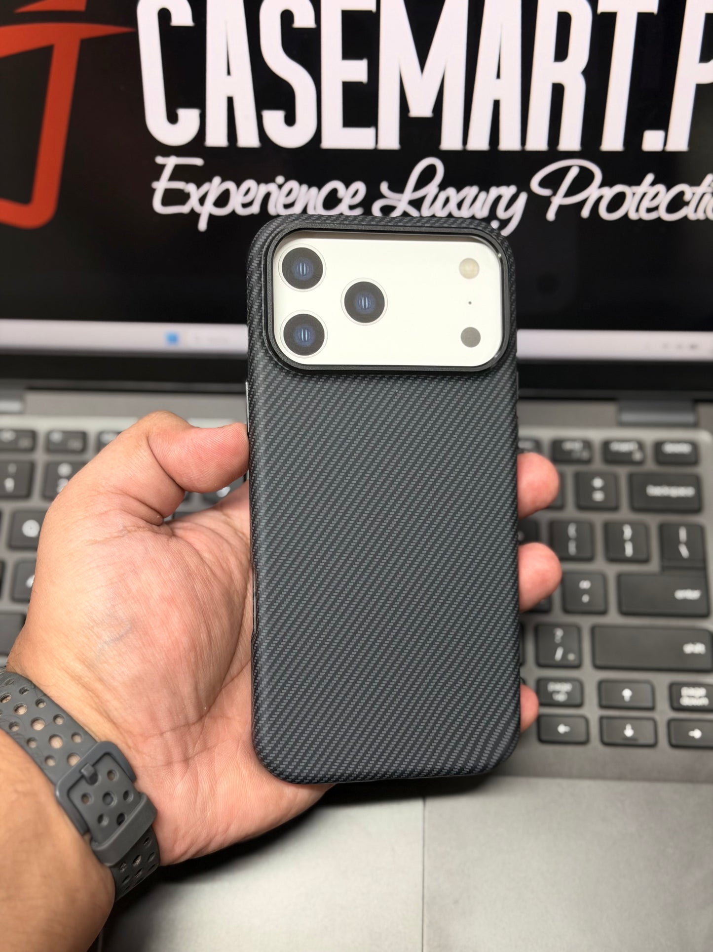 BLACK WAVES LUXO - MagSafe Carbon Fibre For 17 Pro Max