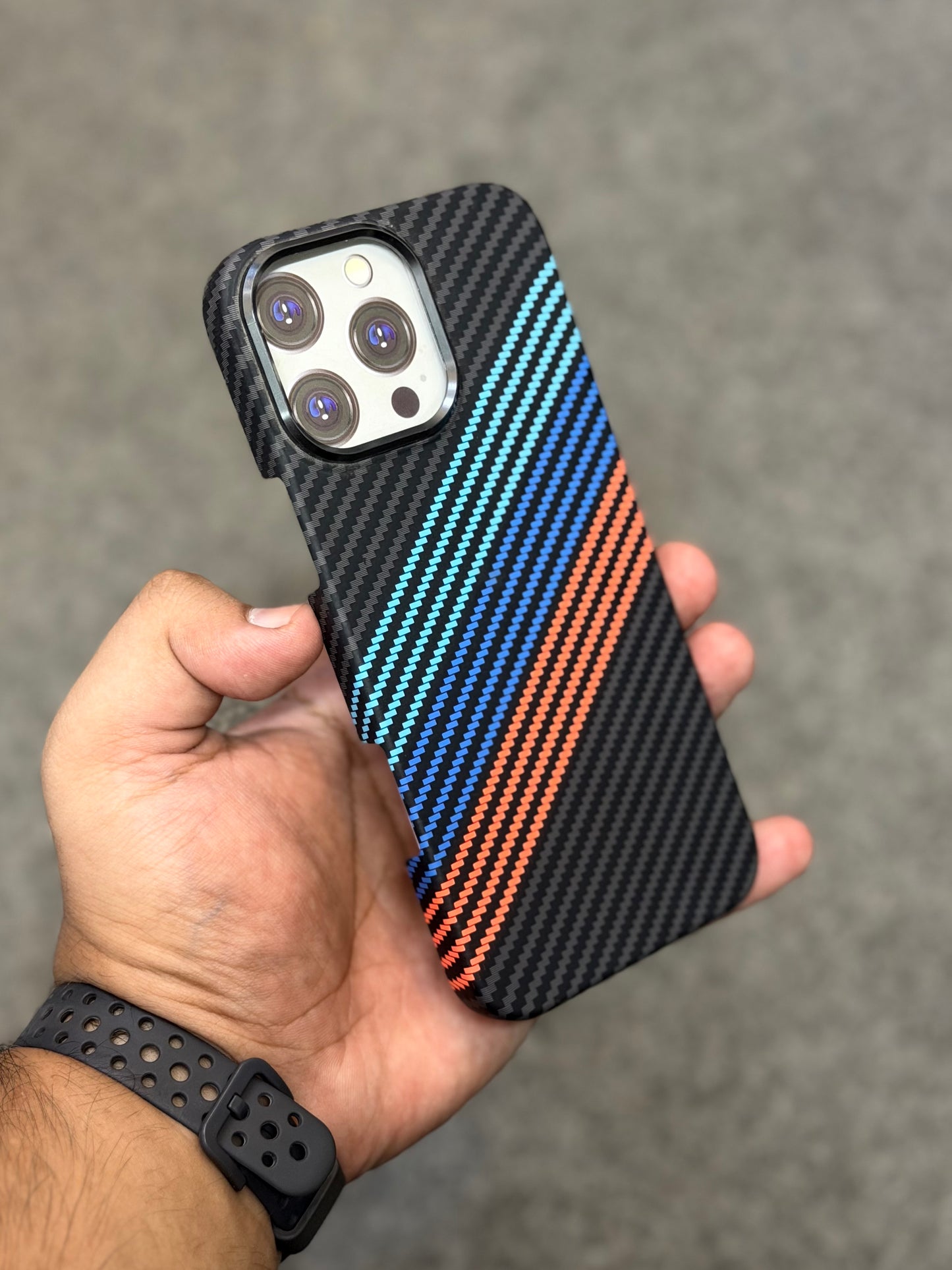 Side Cut Real Carbon Fibre Kevlar Cases with MagSafe
