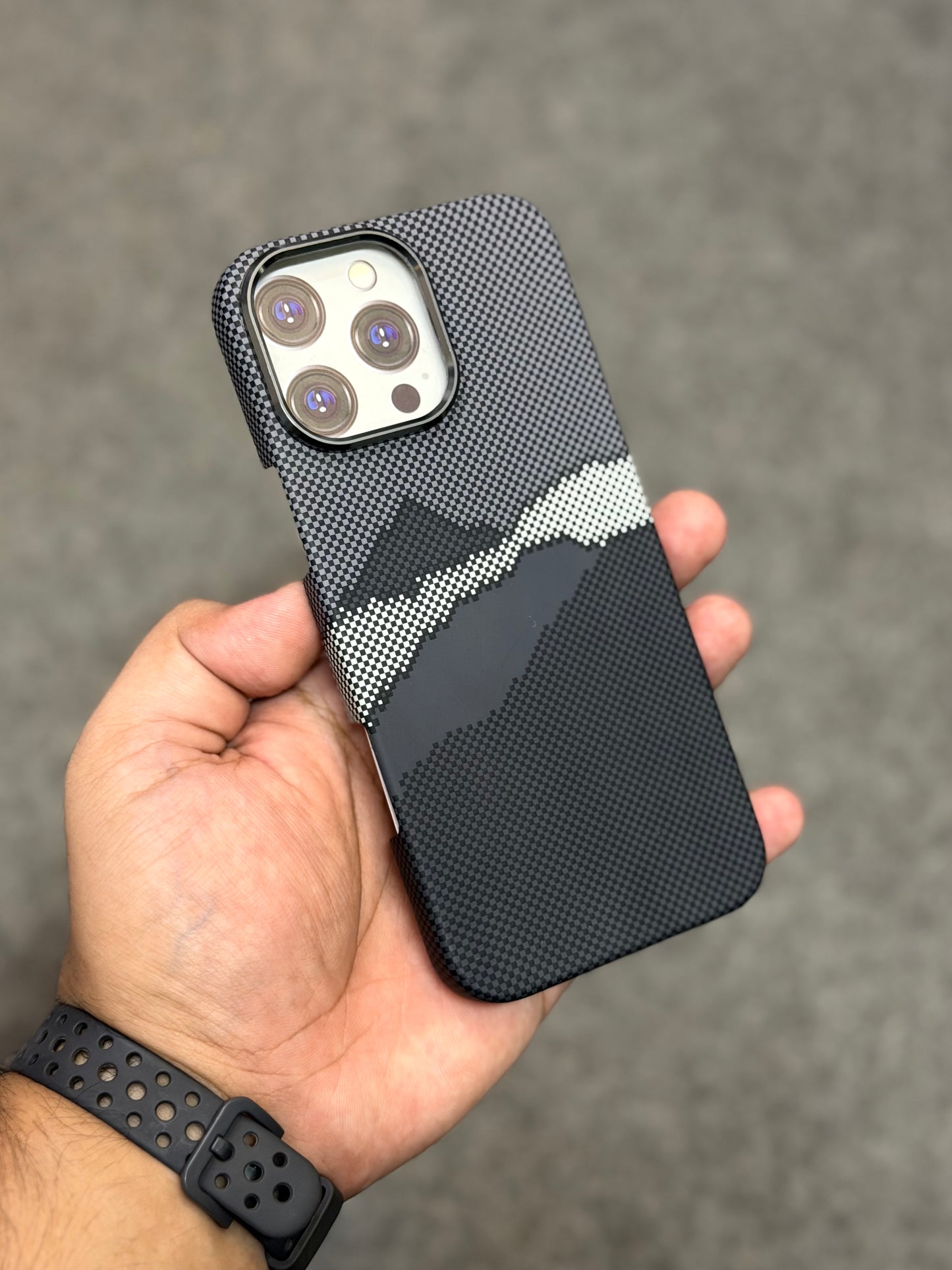 Side Cut Real Carbon Fibre Kevlar Cases with MagSafe