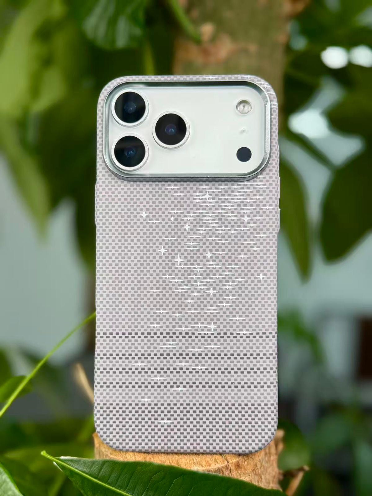 LUXO Glint Series - PITAKA Carbon Fibre For 17 Pro Max