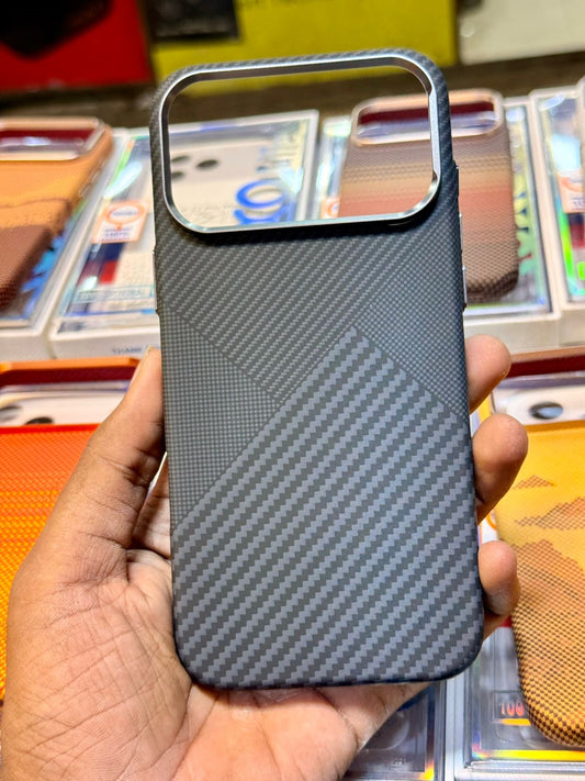 Black Carbon Fibre With MagSafe LUXO 17 Pro Max