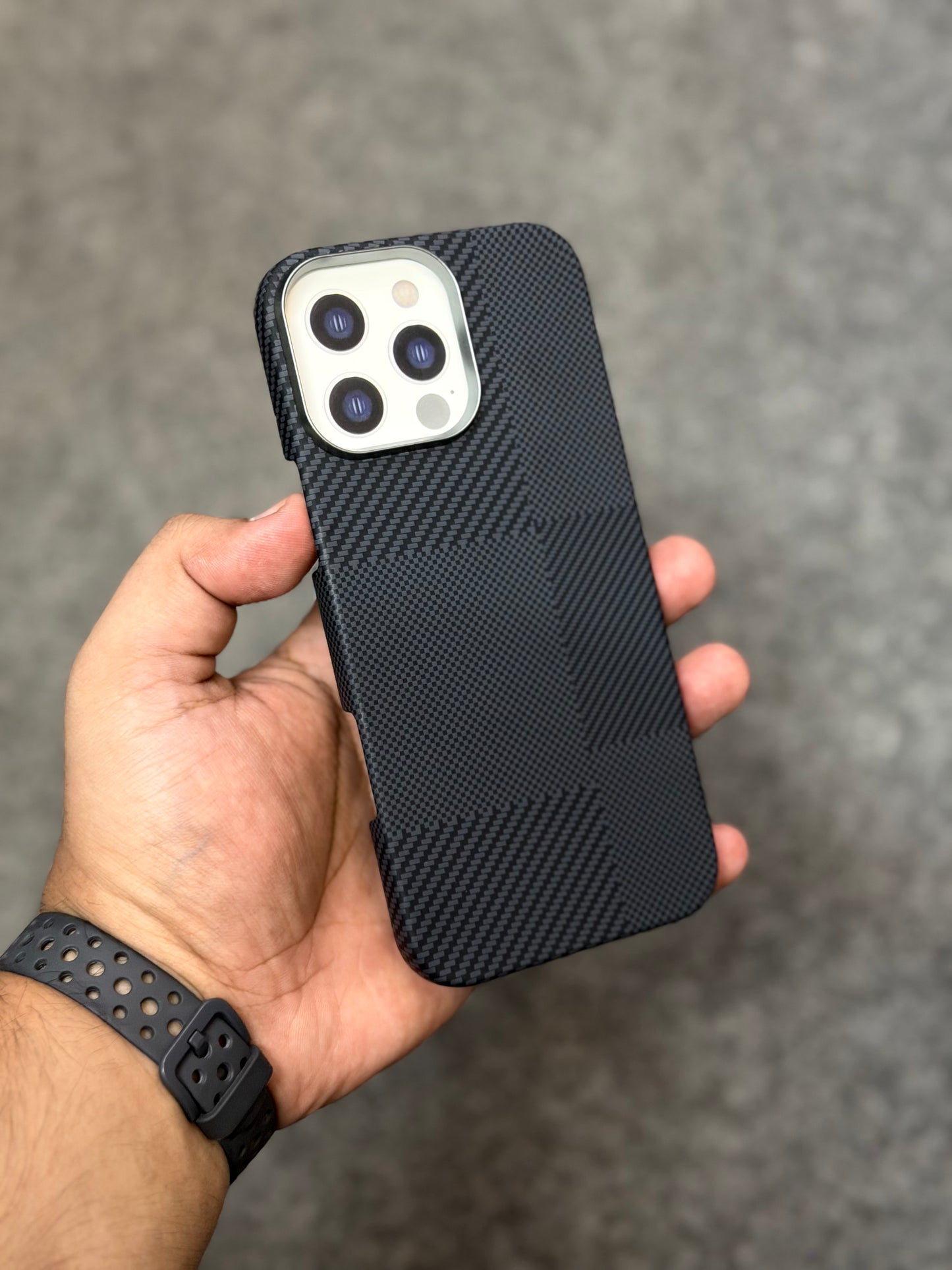 Side Cut Real Carbon Fibre Kevlar Cases with MagSafe