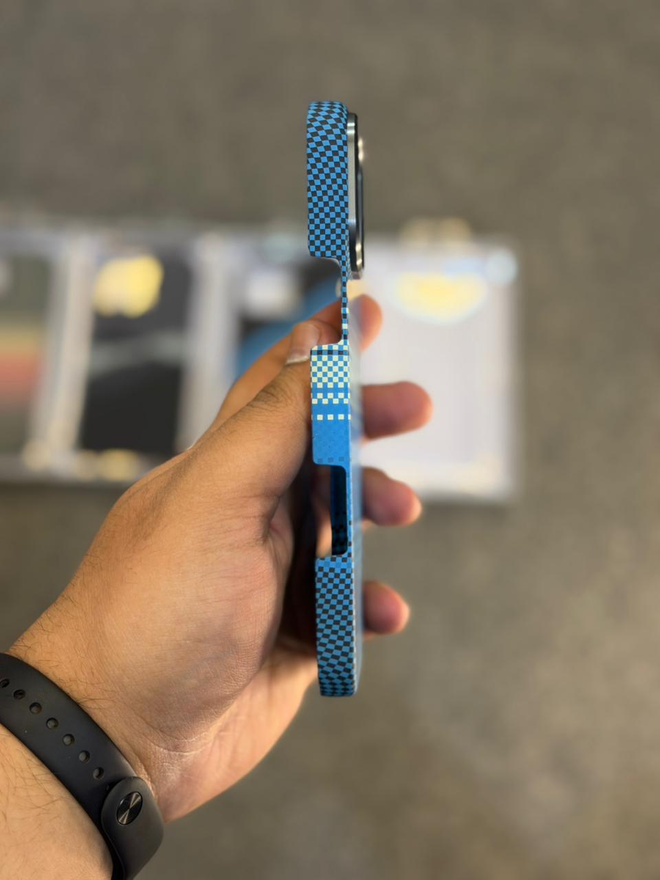 Side Cut Real Carbon Fibre Kevlar Cases with MagSafe