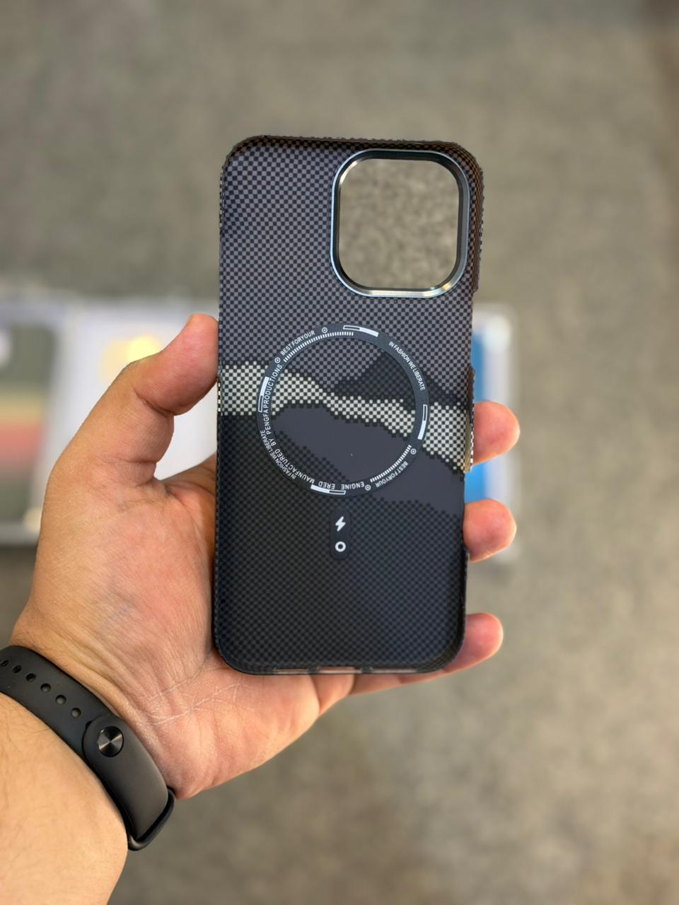 Side Cut Real Carbon Fibre Kevlar Cases with MagSafe