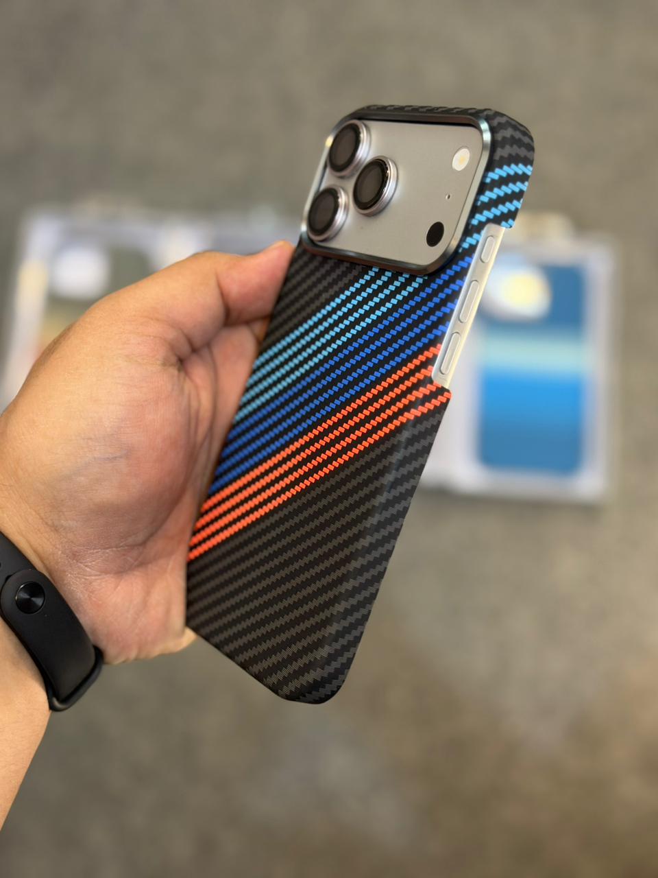 Side Cut Real Carbon Fibre Kevlar Cases with MagSafe